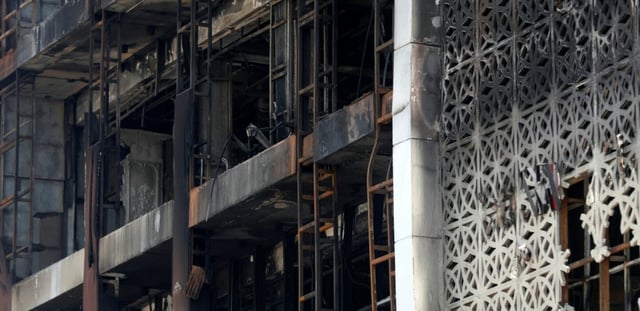 La façade du centre commercial Hyper Mall détruite par un incendie, le 17 juillet 2025 à Kut, dans l'est de l'Irak