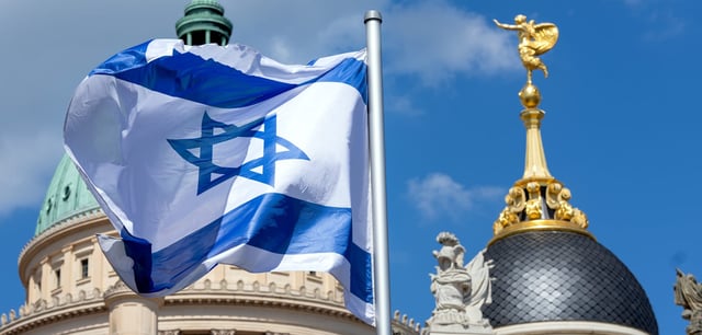 Die israelische Flagge weht anlässlich des 60. Jubiläums der diplomatischen Beziehungen zwischen Deutschland und Israel vor dem Landtag in Brandenburg