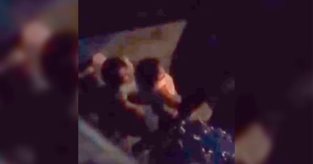 Imagen de un video en el que se observa a tres menores de edad rogando a su madre para que les permita entrar de nuevo a su casa. Foto: Captura de pantalla de video