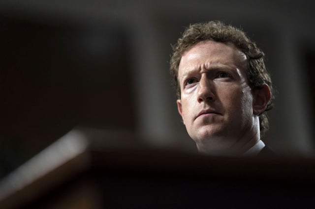 Mark Zuckerberg a conclu un accord avec les actionnaires de Meta pour éviter un procès pour négligence dans le cadre du scandale Cambridge Analytica, ont indiqué des sources proches du dossier, jeudi 17 juillet 2025.