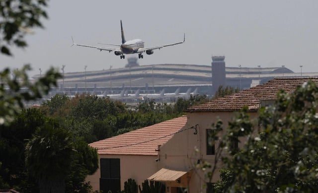 Un avión a punto de aterrizar en el aeropuerto de El Prat.