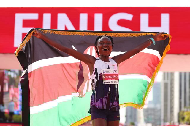 Ruth Chepngetich en un momento de felicidad, cuando batió el récord mundial de maraton femenina, en octubre pasado