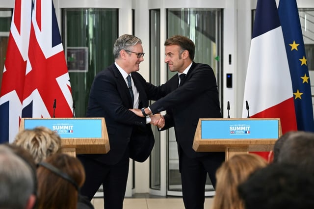 Le Premier ministre britannique Keir Starmer (g) et le président français Emmanuel Macron se serrent la main à l'issue d'une conférence de presse conjointe à Northwood, dans le nord-ouest de Londres, le 10 juillet 2025