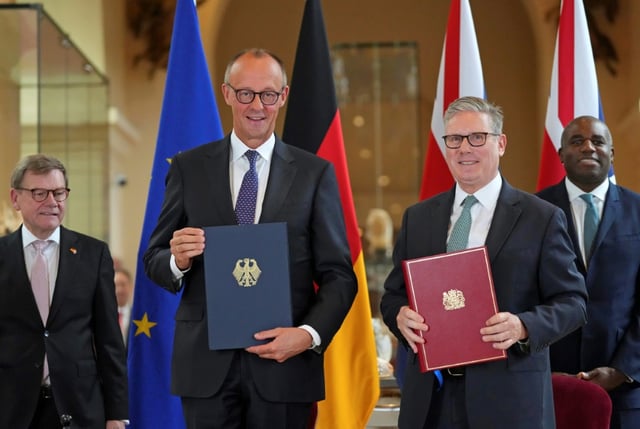 Le Premier ministre britannique Keir Starmer (2e d) et le chancelier allemand Friedrich Merz (e g) lors d'une cérémonie de signature d'un traité de coopération bilatérale à Londres, le 17 juillet 2025
