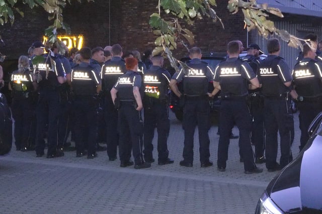 Dutzende Zöllner durchsuchten am Mittwoch eine Firma in Allermöhe.