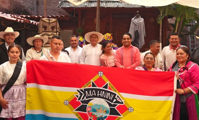 Presenta comunidad otomí en Michoacán bandera para fortalecer identidad