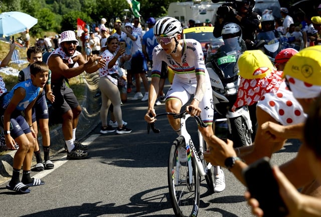 El esloveno Tadej Pogacar del UAE Team Emirates dio un golper de autoridad en la etapa 12 del Tour de Francia, en busca de su cuarta victoria.