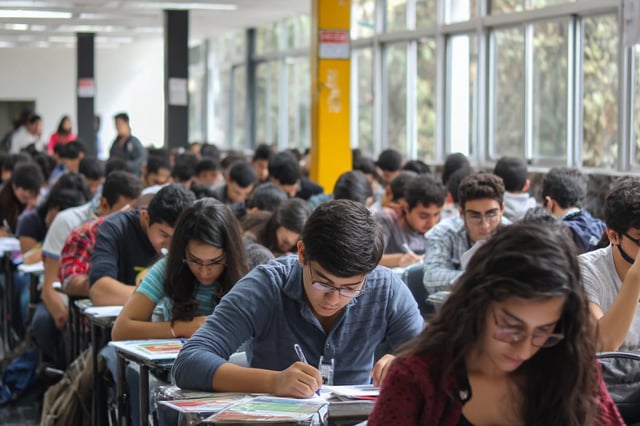 Si acabas de salir de la prepa y seguirás estudiando, la Beca Jóvenes Escribiendo el Futuro puede ser tu aliada.