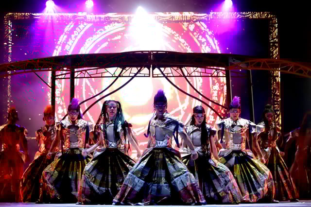 El show del Circo Ánima se llama &#34;Abre tus alas&#34; y cuenta la historia de tres cazadores de tormentas que son llamados por una voz suprema para enfrentar las fuerzas de la naturaleza