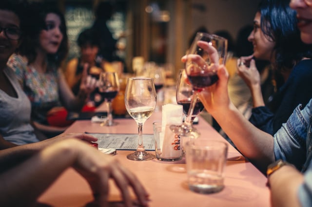 Una guía de propuestas para unir a los amigos alrededor de una mesa o una barra