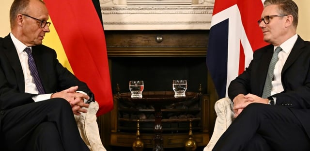 Le Premier ministre britannique Keir Starmer (d) et le chancelier allemand Friedrich Merz lors d'une rencontre au 10 Downing Street, le 17 juillet 2025 à Londres