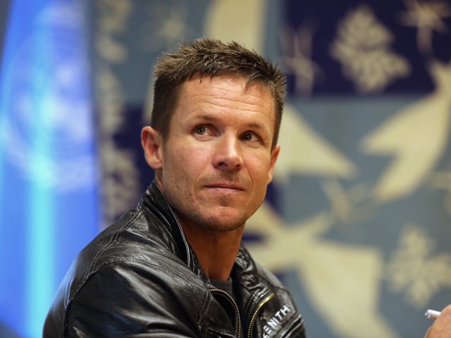 paracaidista

NEW YORK, NY - OCTOBER 23: Austrian skydiver Felix Baumgartner meets with UN Secretary-General Ban Ki-moon at the United Nations headquarters on October 23, 2012 in New York City. Baumgartner jumped out of a balloon from 128,000 feet above New Mexico, breaking the record for the highest ever freefall, and was the first skydiver to break the sound barrier.   John Moore/Getty Images/AFP== FOR NEWSPAPERS, INTERNET, TELCOS & TELEVISION USE ONLY ==
 eeuu nueva york Felix Baumgartner record salto velocidad del sonido visita onu naciones unidas salto en paracaidas desde la estratosfera red bull