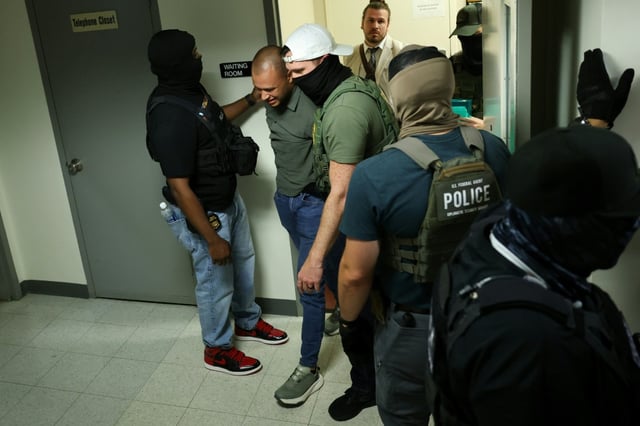 Un homme détenu par des agents fédéraux après une audience dans un tribunal d'immigration situé dans l'immeuble fédéral Jacob K. Javitz de New York, le 17 juillet 2025.