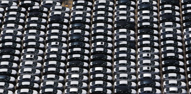 GRAF5264. RIO DE JANEIRO, 20/09/2019.- Fotografía de archivo fechada de 11 de agosto de 2014, de automóviles en el puerto de la ciudad de Río de Janeiro (Brasil). El agravamiento de la crisis económica de Argentina ha lastrado las exportaciones brasileñas a su país vecino, las cuales se han desmoronado cerca de un 40 % en lo que va de año y han afectado fuertemente a algunos sectores estratégicos, como el automotriz. La venta de productos brasileños a Argentina, su tercer socio comercial a nivel mundial y el primero en la región, ha pisado el freno en medio del deterioro de su economía, pasando de los 11.307 millones de dólares en los primeros ocho meses de 2018 a los 6.778 millones de dólares en el mismo periodo de este año. De esta forma, Brasil ha registrado un déficit de 260 millones de dólares con su vecino del sur, según los datos del Ministerio de Economía. EFE/Marcelo Sayão