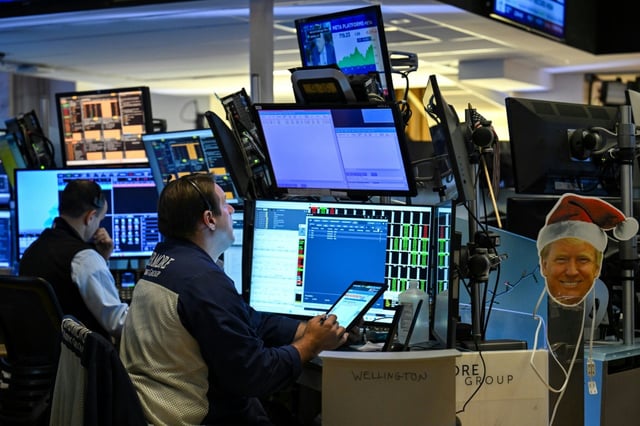 Des opérateurs à la Bourse de New York le 15 juillet 2025