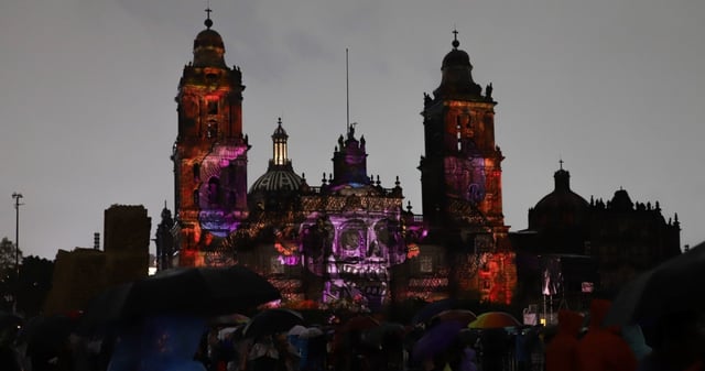 La iglesia denunció la proyección de mensajes ofensivos a la fe en la fachada de la Catedral. Foto: Daniel Augusto, Cuartoscuro