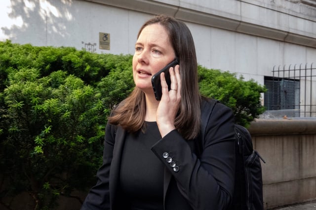 Maurene Comey afuera de la corte durante el caso del rapero Diddy Combs