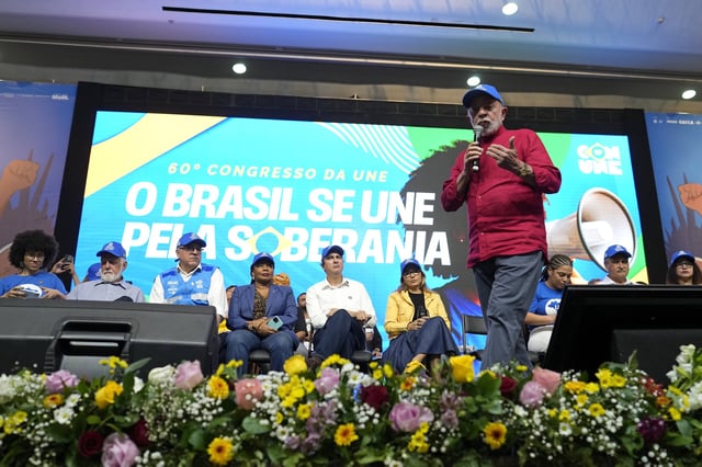 El presidente de Brasil, Luiz Inácio Lula da Silva, se dirige al 60º Congreso de la Unión Nacional de Estudiantes, en Goiania, estado de Goiás, Brasil, el jueves 17 de julio de 2025. El cartel dice en portugués &#34;Brasil se une por la soberanía&#34;. (AP Photo/Eraldo Peres)