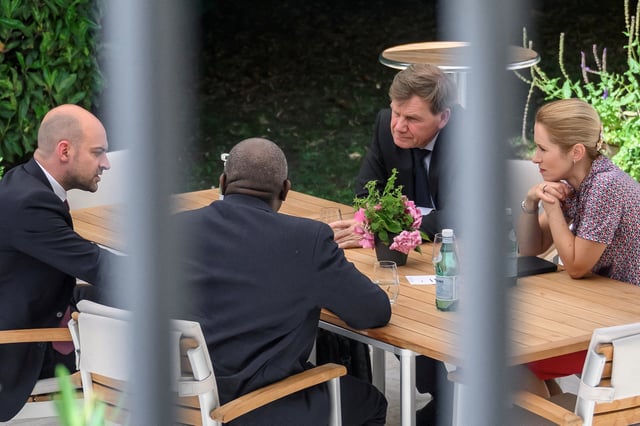 French Minister for Europe and Foreign Affairs Jean-Noel Barrot, British Foreign Secretary David Lammy, German Foreign Minister Johann Wadephul and European Union High Representative for Foreign Affairs and Security Policy, Kaja Kallas, meet at an outdoor terrace table at the offices of the honorary Consul of the Federal Republic of Germany in Geneva, Switzerland June 20, 2025. Fabrice Coffrini/Pool via REUTERS/File Photo