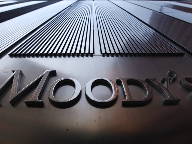 A Moody's sign on the 7 World Trade Center tower is photographed in New York August 2, 2011.   Behind all too many of market moves in government debt of late has been a report from one of the major credit ratings agencies. Standard & Poor's is the biggest and arguably the most influential, fast followed by Moody's Investor Service and then their smaller rival, Fitch Ratings. In national capitals, they are alternately villified by politicians or held out as just arbiters for denouncing government profligacy.   REUTERS/Mike Segar   (UNITED STATES - Tags: BUSINESS POLITICS) eeuu nueva york  frente edificio sede calificadora de riesgo moodys