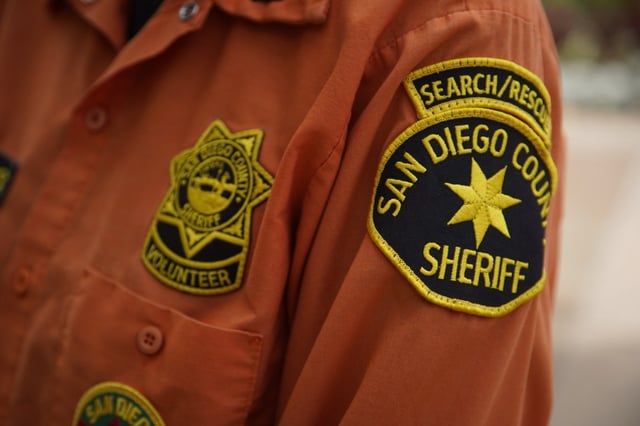 A volunteer with the San Diego County Sheriff’s Office Search and Rescue Team. (Alejandro Tamayo / The San Diego Union-Tribune)