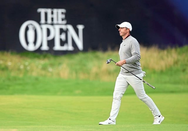 Rory McIlroy camina por el hoyo 18 durante la primera jornada del 153° Open Championship, en Royal Portrush Golf Club; esta vez empezó bien en su país.