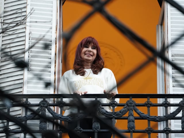 Cristina Fernández de Kirchner sale a saludar al balcón su casa en San José 1111 el día la independencia 
Fotos Emmanuel - FTP CLARIN EMA09725_1.JPG Z EFernandz Efernandez