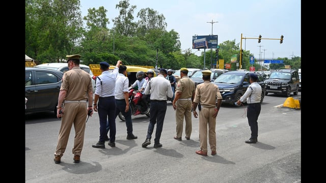 A drive to deny fuel to ELVs that started on July 1 was put off till November. (Sanchit Khanna/HT Photo)