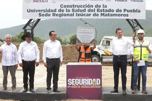 El gobernador del Estado, Alejandro Armenta, visita el municipio de Izúcar de Matamoros donde encabeza la colocación de la primera piedra de la Construcción de la Universidad de la Salud Sede Regional y la Entrega de Módulo de Maquinaria. FOTO: Cortesía