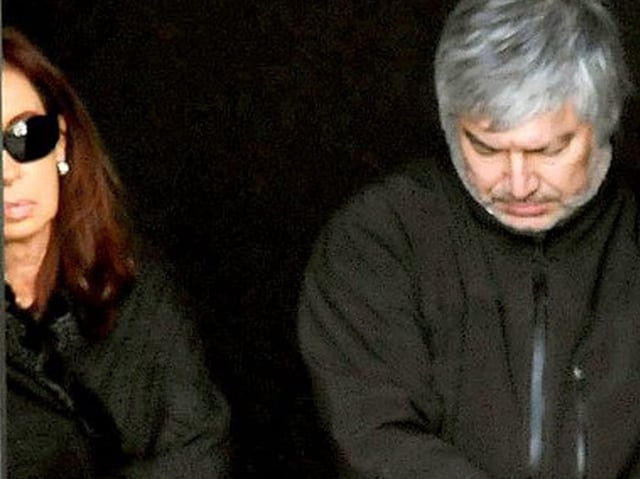 Cristina Kirchner, junto a Lázaro Báez, saliendo del mausoleo de Néstor Kirchner: una sociedad comercial con fines delictivos