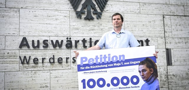 Der Vater von Maja T. übergab am Auswärtigen Amt eine Petition