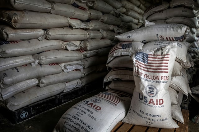 Des sacs d'aide alimentaire de l'Agence américaine pour le développement international (USAID) près de Buganda, au Burundi, le 6 mai 2025