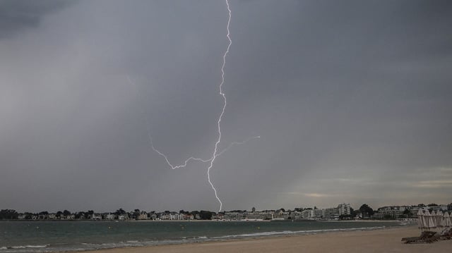 Un éclair illumine le ciel lors d’un orage au-dessus de la ville de La Baule, dans l’ouest de la France, le 25 juin 2025.