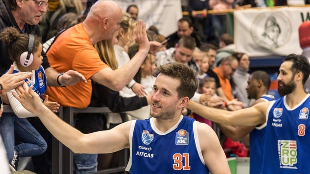 Spencer Reaves (Syntainics MBC, No 31) bedankt sich bei den Fans 