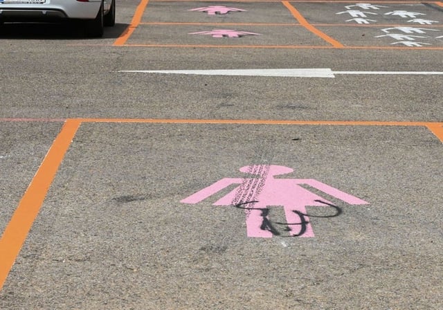 Estado en el que amanecieron las plazas de aparcamiento para mujeres en Leónj