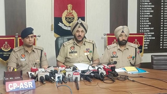 Police commissioner Gurpreet Singh Bhullar (centre) addressing a press conference in Amritsar on Friday. (Sameer Sehgal/HT)