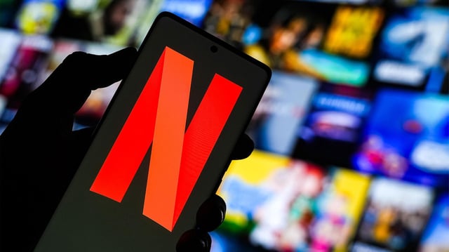 Netflix Logo auf einem Display.