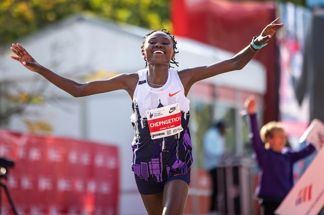 Ruth Chepngetich lief beim Chicago-Marathon als erste Frau die Marke von 2:10 Stunden.