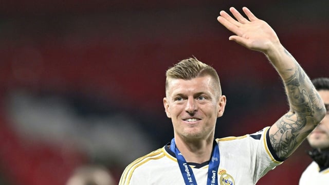 Der Fußballweltmeister Toni Kroos hat bei der Entgegennahme des Verdienstordens des Landes Mecklenburg-Vorpommern im Volksstadion Greifswald ein Geburtstagsständchen für seinen Großvater dirigiert.