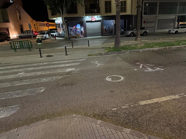 Los bocetos hechos en tiza en el lugar del accidente