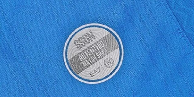 L’errore d’inglese sulle maglie Napoli che fa sorridere il web
