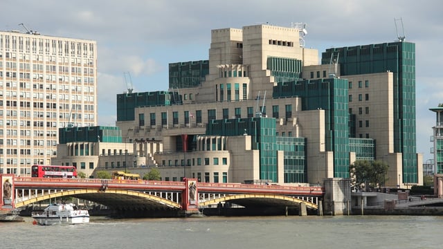 MI6-Hauptquartier an der Themse in London. Agenten des britischen Auslandsnachrichtendienstes wurden möglicherweise durch ein Datenleck kompromittiert. 