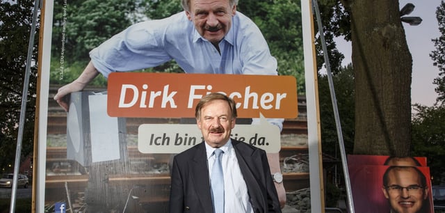 Archivfoto: Dirk Fischer im Bundestagswahlkampf 2013 vor einem seiner Wahlplakate im Hamburger Stadtteil Sasel