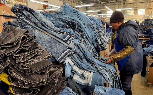 Chaque année, environ 270.000 tonnes de déchets textiles sont collectées en France et «60% des produits triés» sont revendus en fripe - dont 90% à l’étranger, selon le rapport 2023 de Refashion.