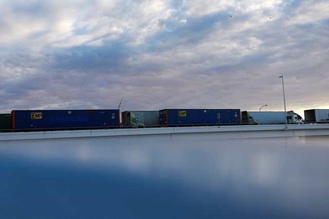 Trucks cross into the United States via the Zaragoza-Ysleta border bridge, as U.S. President Donald Trump’s order requiring commercial drivers to meet English proficiency standards, in Ciudad Juarez, Mexico July 17, 2025. REUTERS/Jose Luis Gonzalez