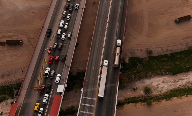 A drone view shows trucks crossing into the United States via the Zaragoza-Ysleta border bridge, after U.S. President Donald Trump’s order requiring commercial drivers to meet English proficiency standards, in Ciudad Juarez, Mexico July 17, 2025. REUTERS/Jose Luis Gonzalez