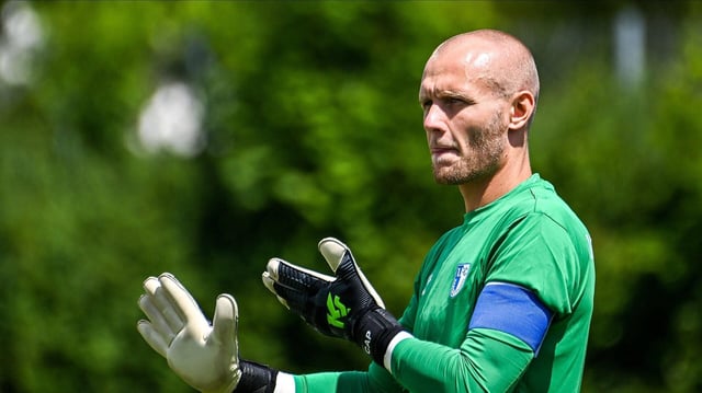 Dominik Reimann gestikuliert auf dem Platz.