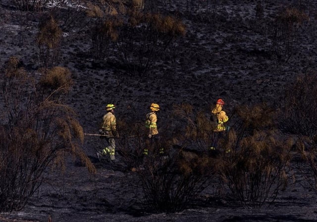 Brigadas forestales trabajan en labores de extinción del incendio