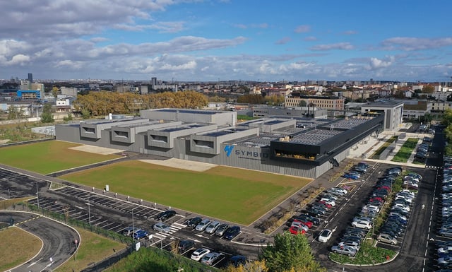Im Dezember 2023 weihte Symbio seine erste Gigafactory namens SymphonHy in Frankreich ein. Es soll Europas größter integrierter Standort zur Herstellung von Wasserstoff