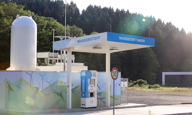 Seltene Spezies: Wasserstoff-Tankstellen sind in Deutschland bislang eine Ausnahme – und das Tanken verläuft anders als bei Benzin oder Strom. So wird der Tankstutzen verriegelt und dichtet den